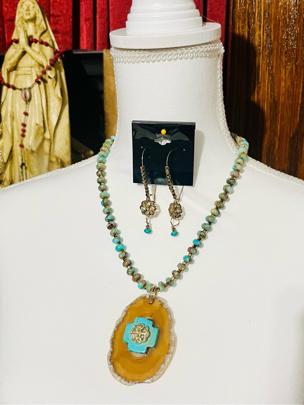Turquoise Accent Agate Pendant Necklace with Beaded Strand - Unbranded